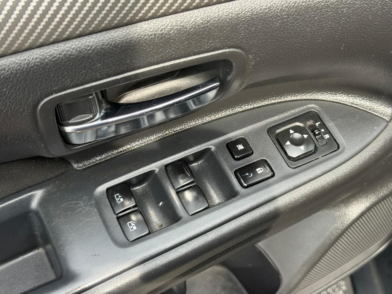 Mitsubishi Outlander Vehicle Full-screen Gallery Image 16