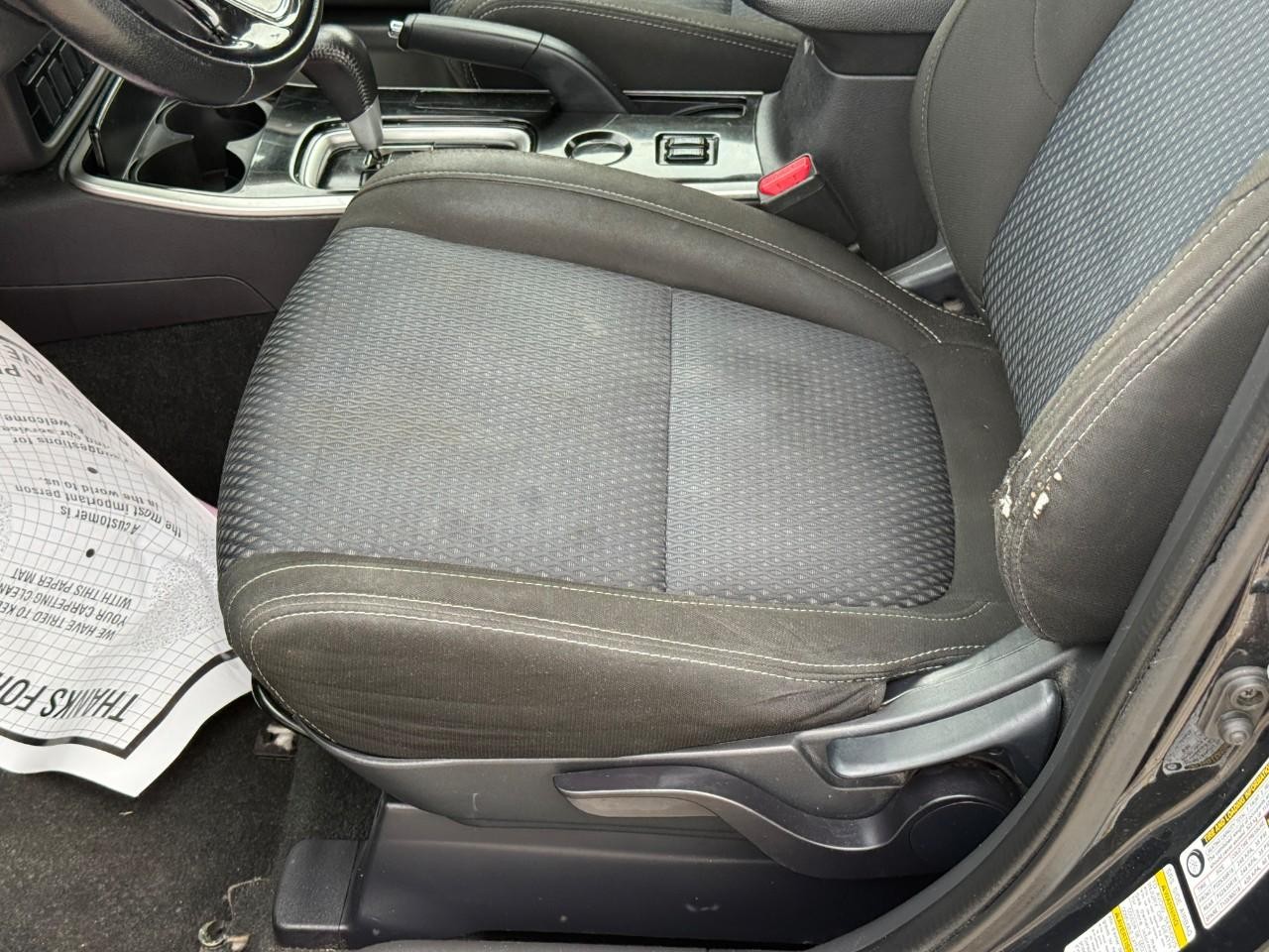 Mitsubishi Outlander Vehicle Full-screen Gallery Image 17