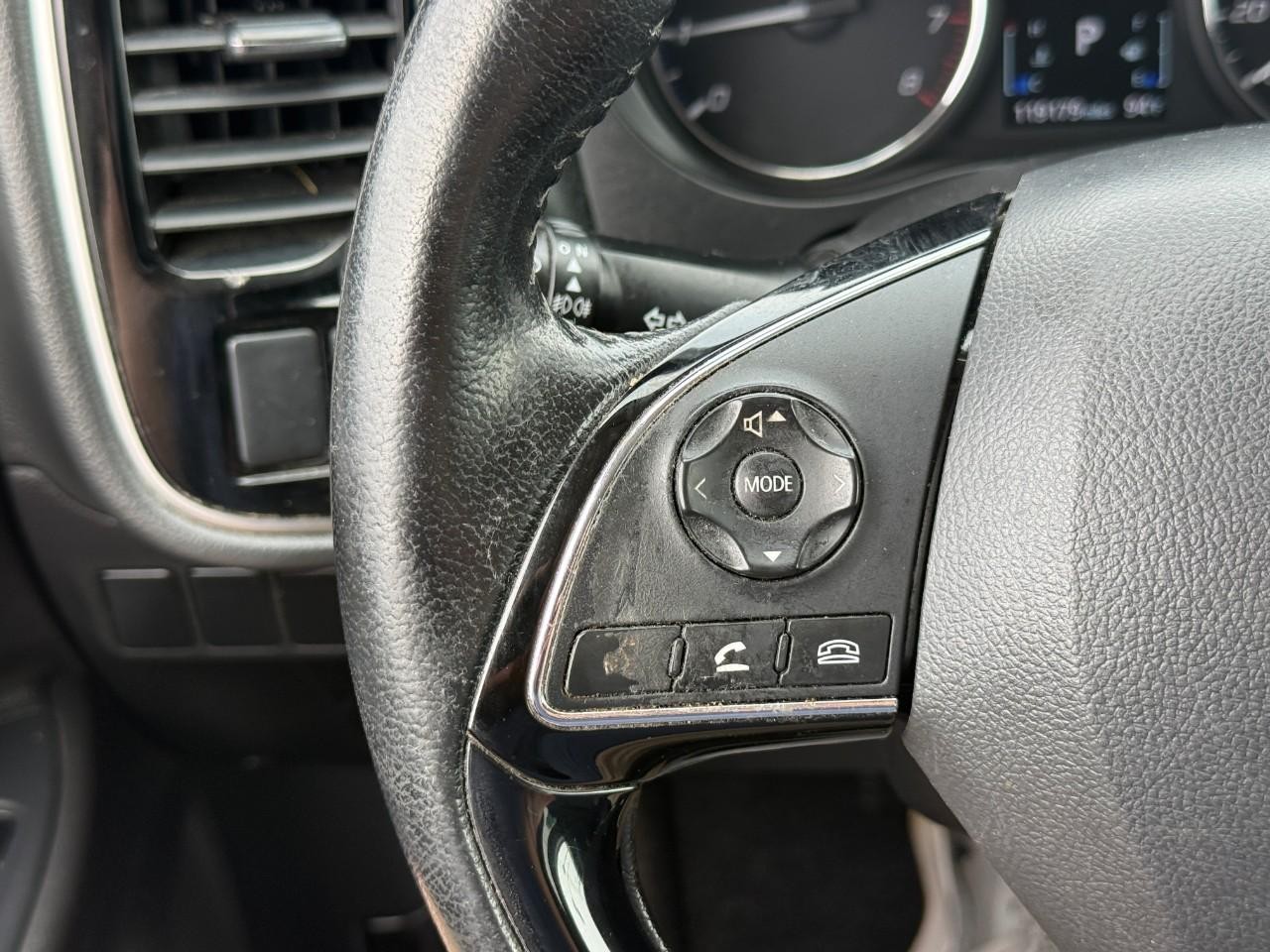 Mitsubishi Outlander Vehicle Full-screen Gallery Image 18