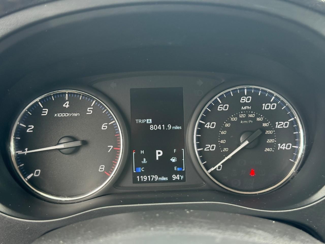 Mitsubishi Outlander Vehicle Full-screen Gallery Image 20