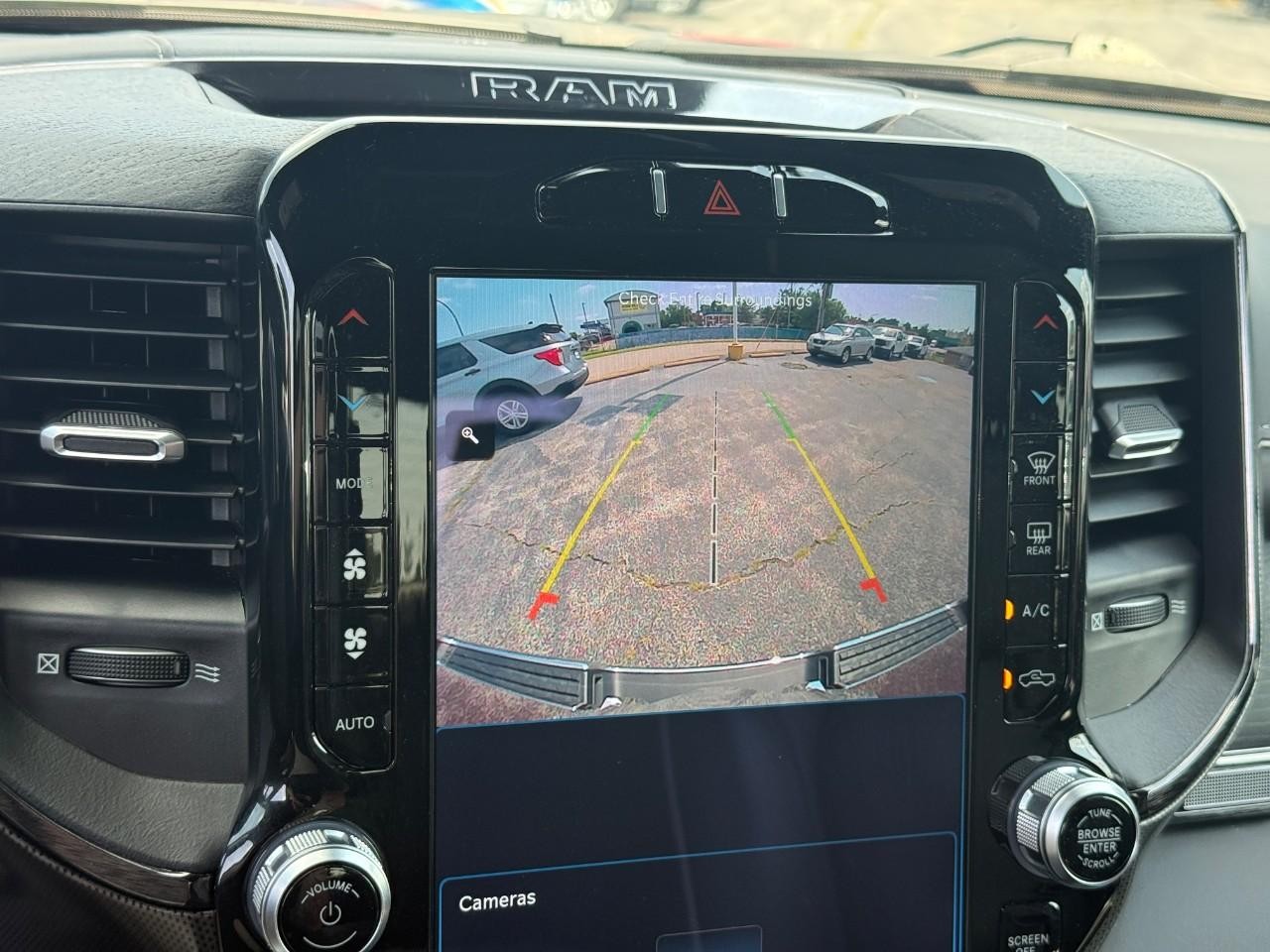 Ram 1500 Vehicle Full-screen Gallery Image 23