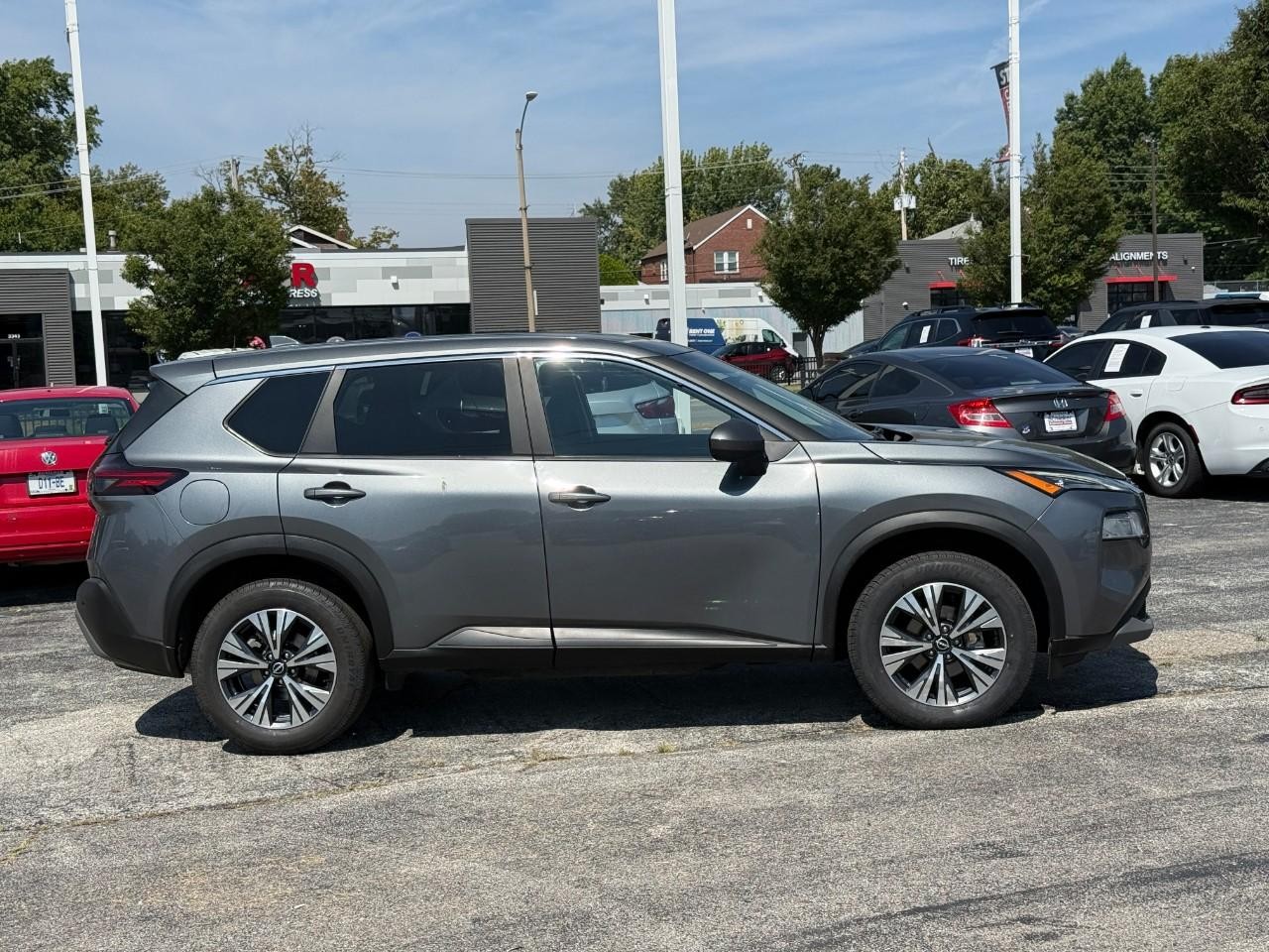 Nissan Rogue Vehicle Full-screen Gallery Image 05