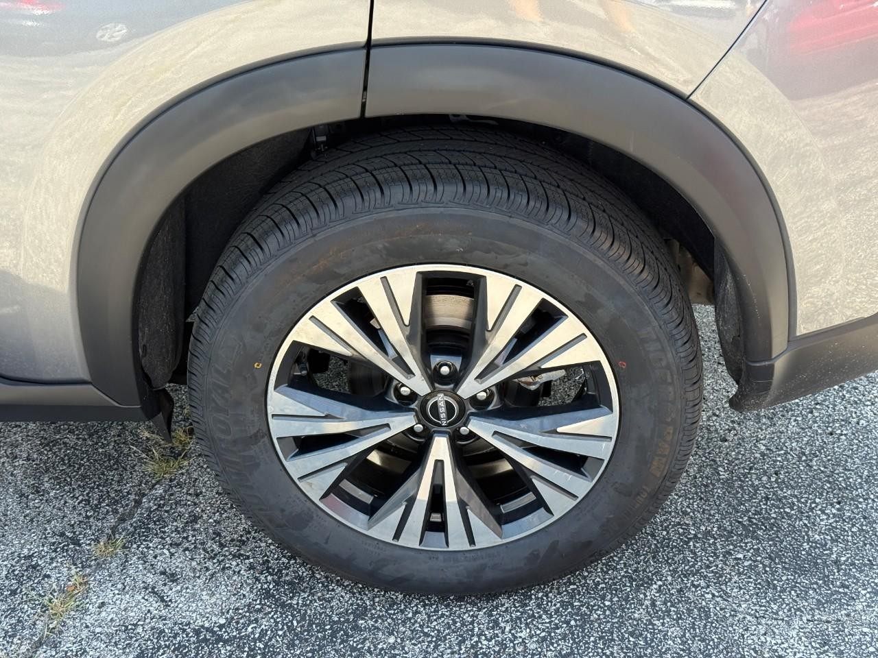 Nissan Rogue Vehicle Full-screen Gallery Image 06