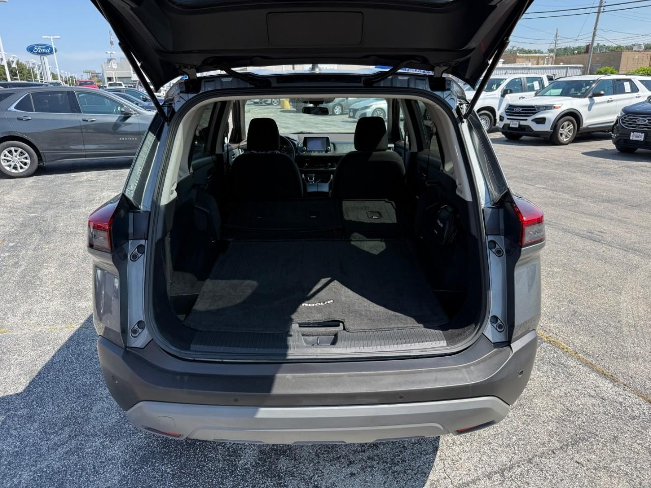 Nissan Rogue Vehicle Full-screen Gallery Image 08