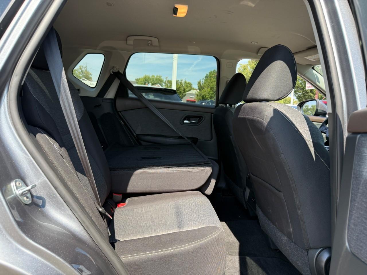 Nissan Rogue Vehicle Full-screen Gallery Image 11