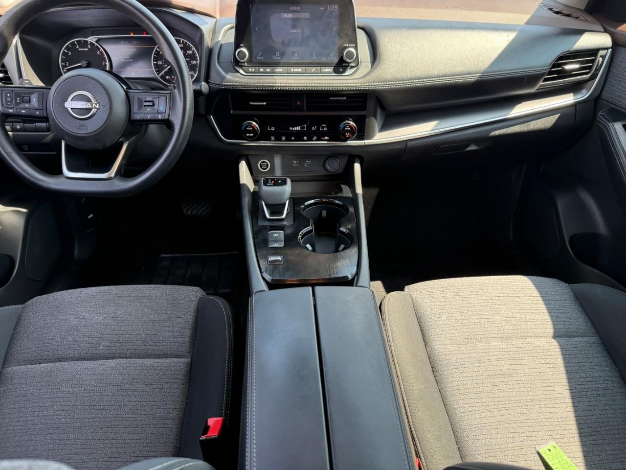 Nissan Rogue Vehicle Full-screen Gallery Image 12