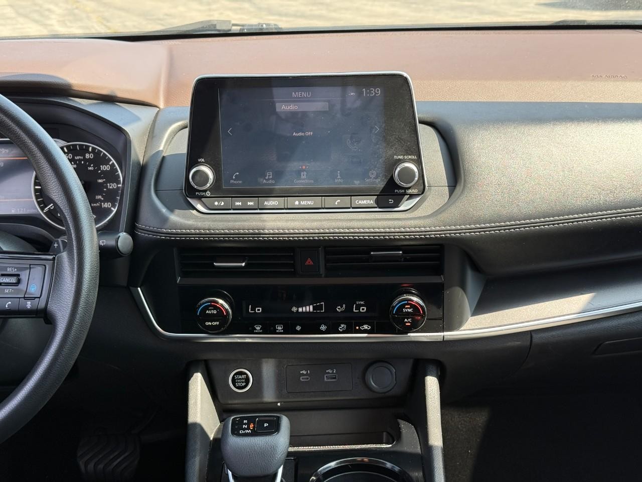 Nissan Rogue Vehicle Full-screen Gallery Image 14
