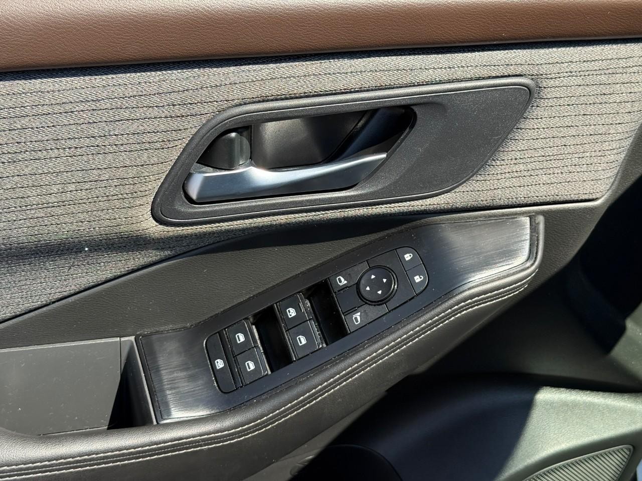 Nissan Rogue Vehicle Full-screen Gallery Image 16