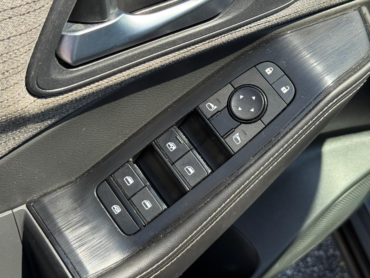 Nissan Rogue Vehicle Full-screen Gallery Image 17