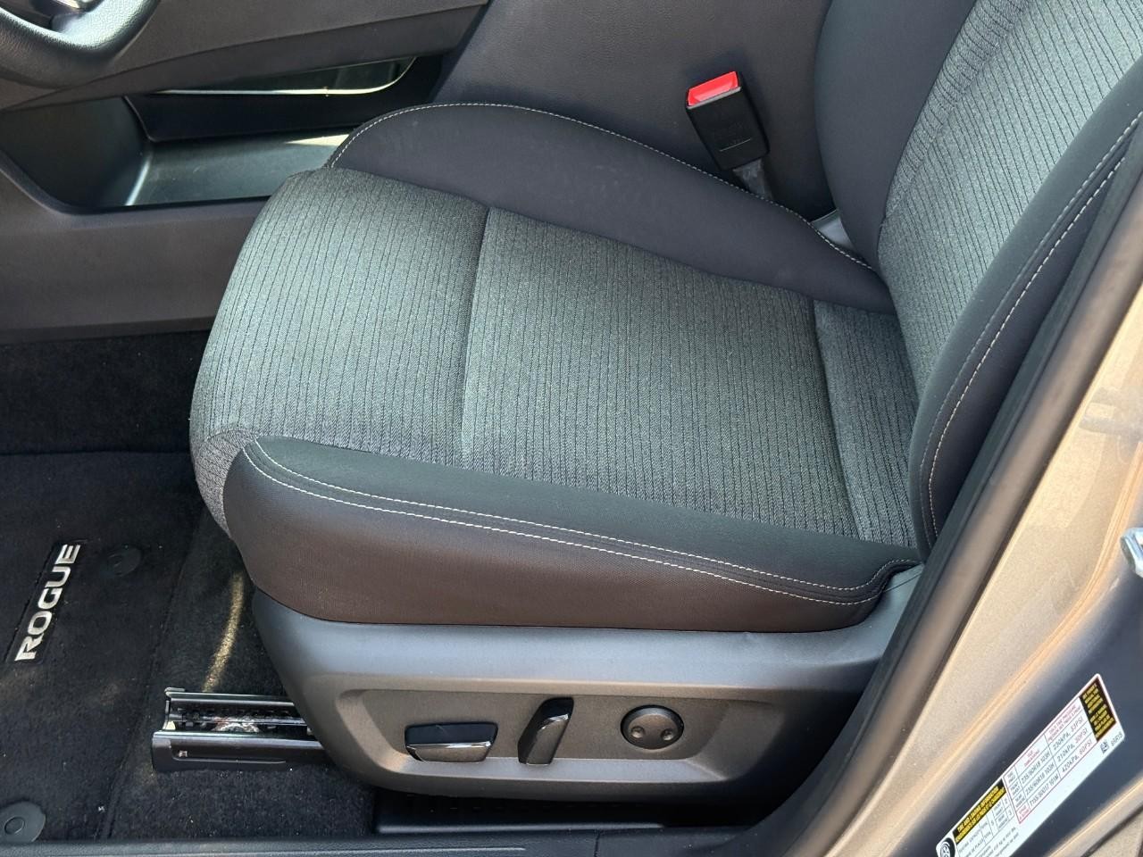 Nissan Rogue Vehicle Full-screen Gallery Image 18