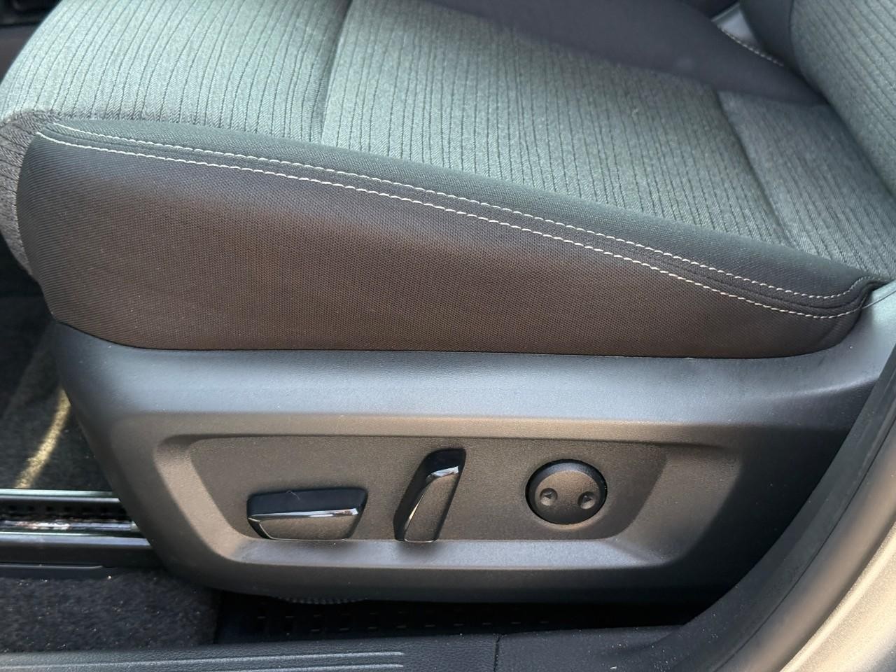 Nissan Rogue Vehicle Full-screen Gallery Image 19
