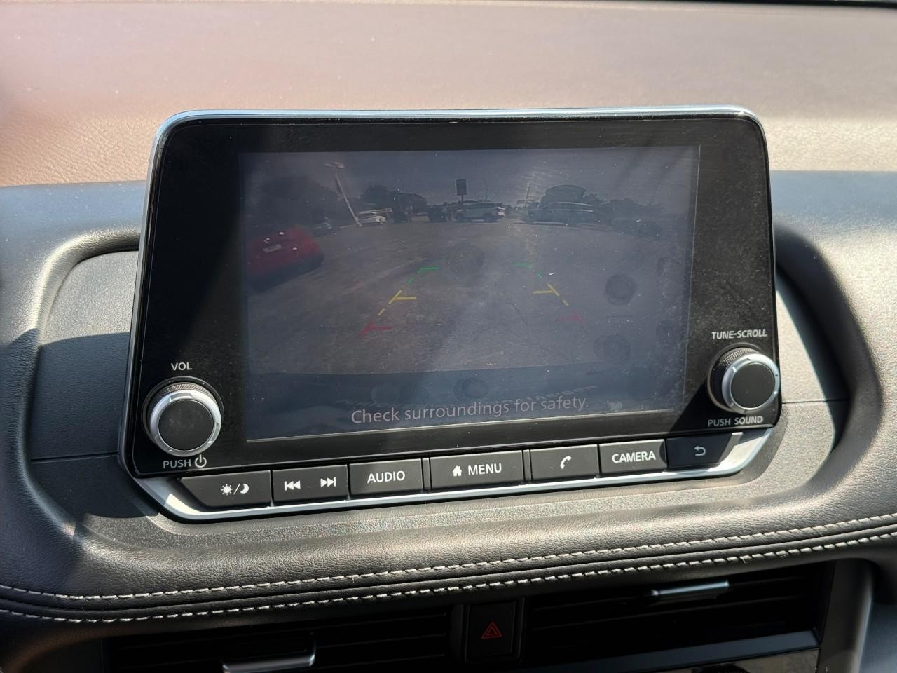 Nissan Rogue Vehicle Full-screen Gallery Image 24