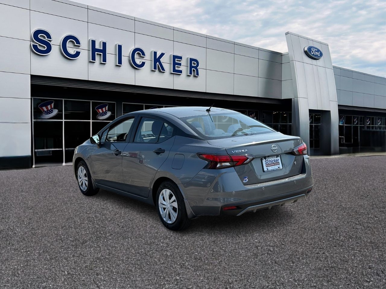 Nissan Versa Vehicle Full-screen Gallery Image 03
