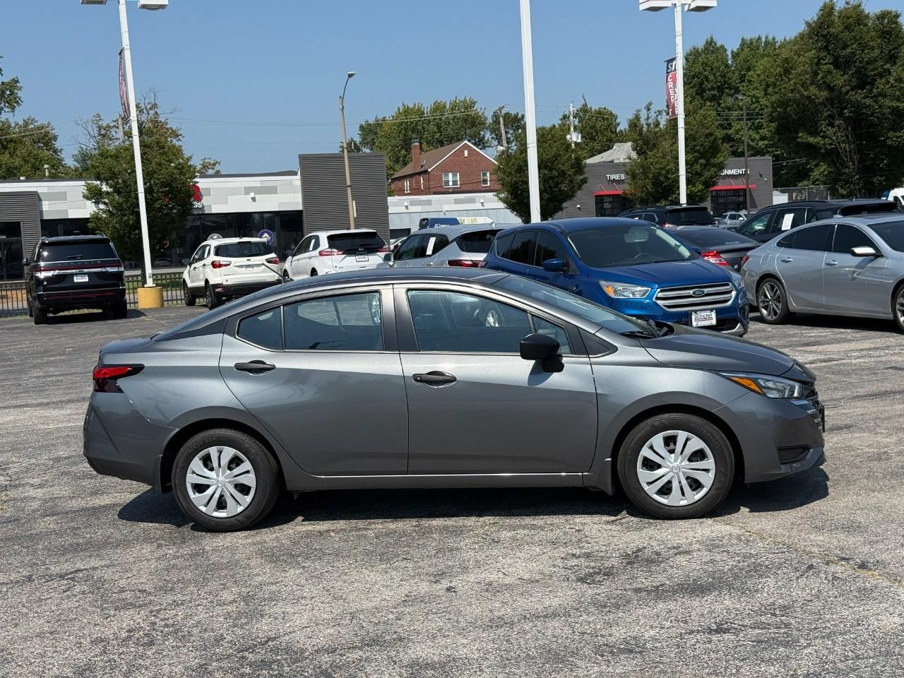 Nissan Versa Vehicle Full-screen Gallery Image 05