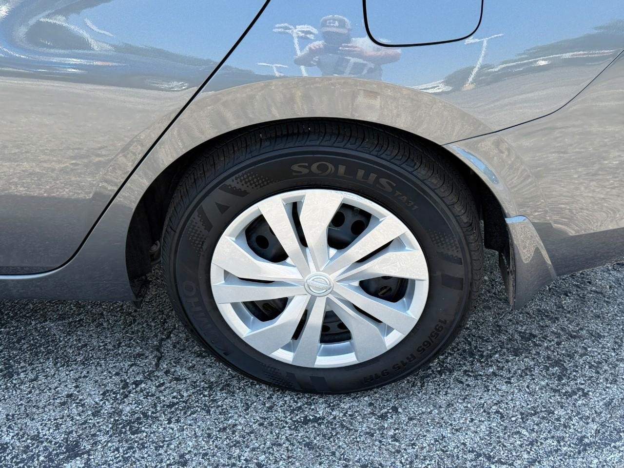 Nissan Versa Vehicle Full-screen Gallery Image 06