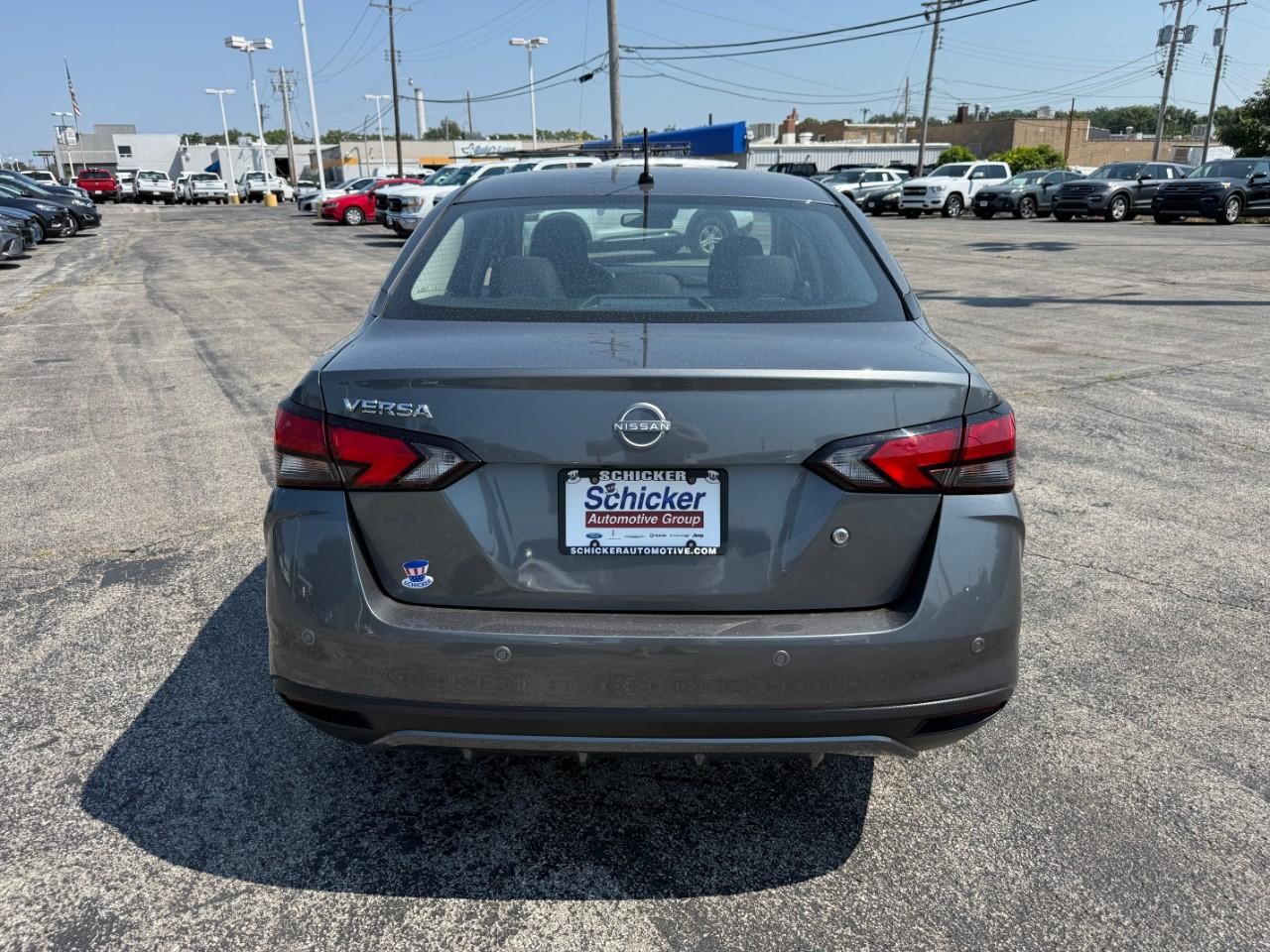 Nissan Versa Vehicle Full-screen Gallery Image 07