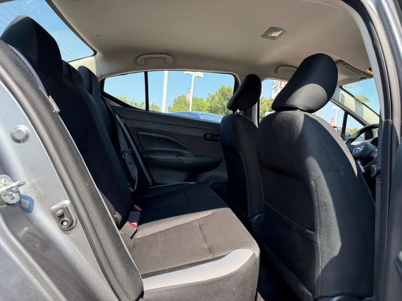 Nissan Versa Vehicle Full-screen Gallery Image 09