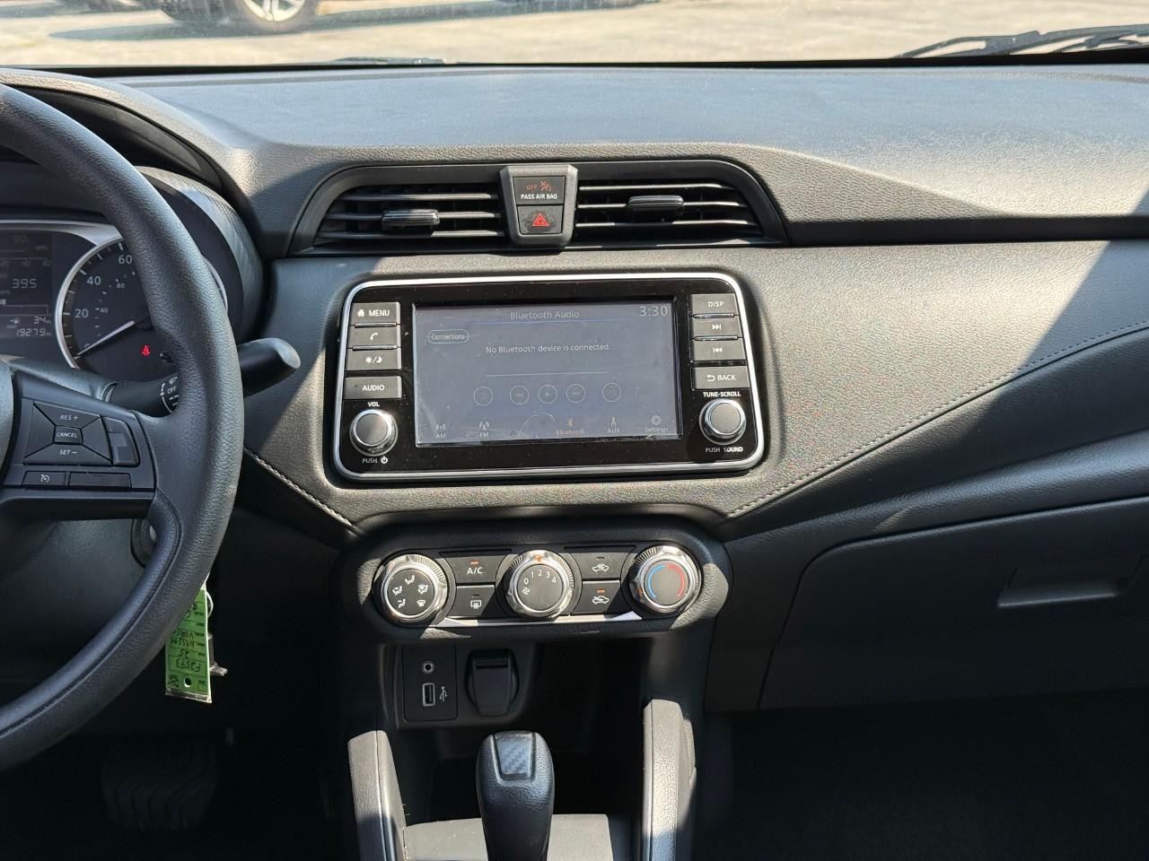 Nissan Versa Vehicle Full-screen Gallery Image 12