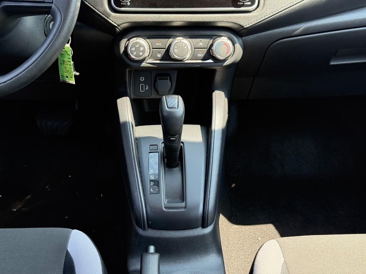 Nissan Versa Vehicle Full-screen Gallery Image 14
