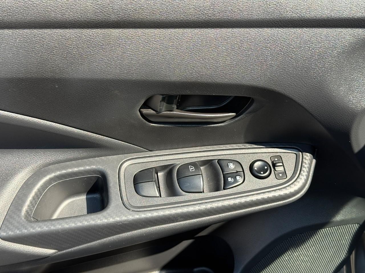 Nissan Versa Vehicle Full-screen Gallery Image 15
