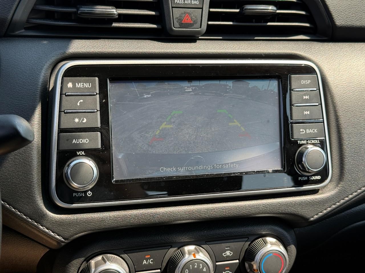 Nissan Versa Vehicle Full-screen Gallery Image 21