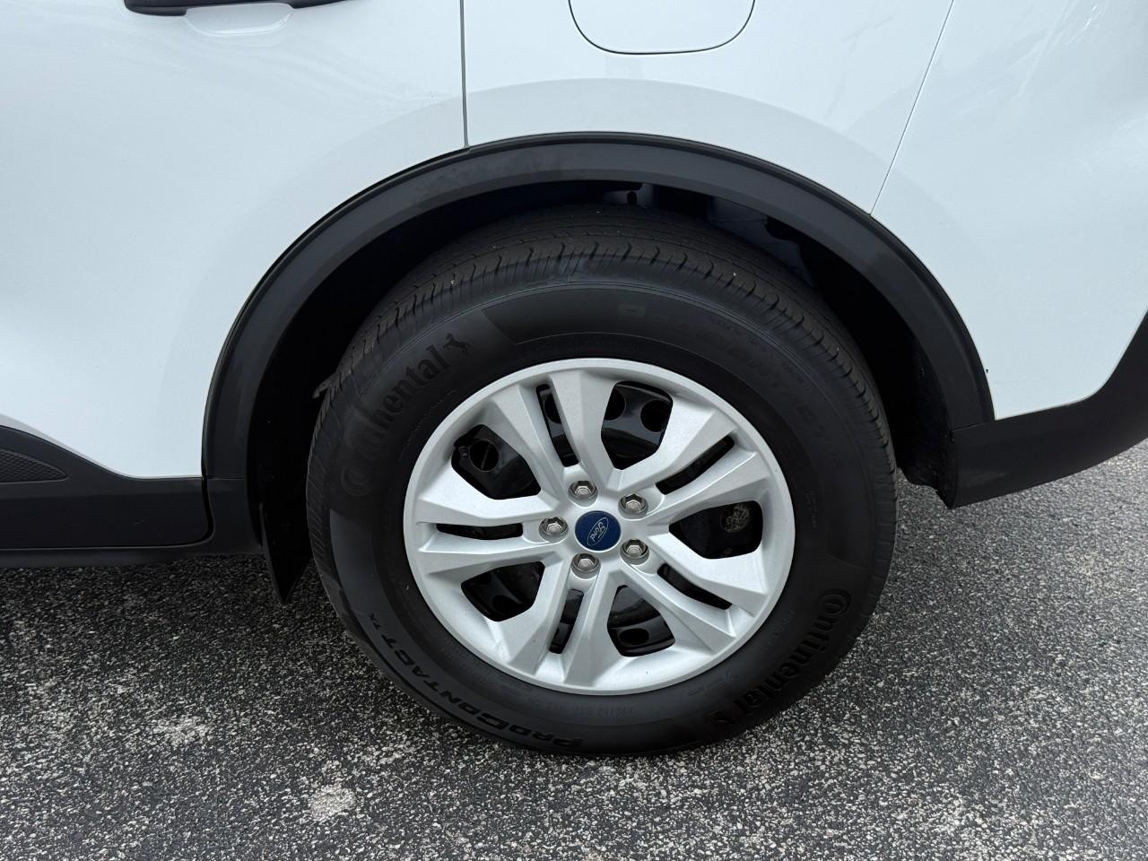 Ford Escape Vehicle Full-screen Gallery Image 06