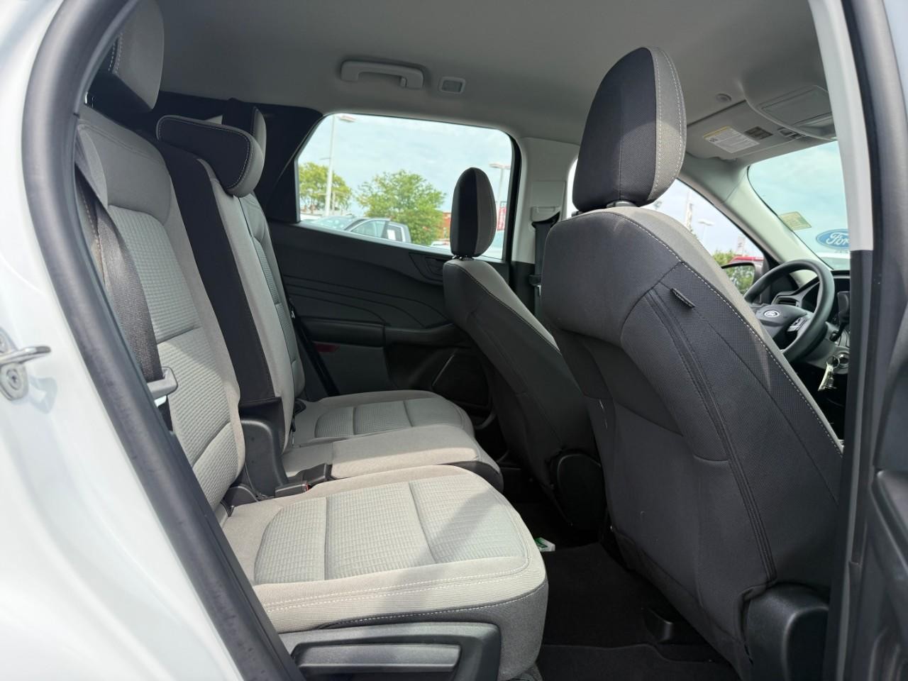 Ford Escape Vehicle Full-screen Gallery Image 11
