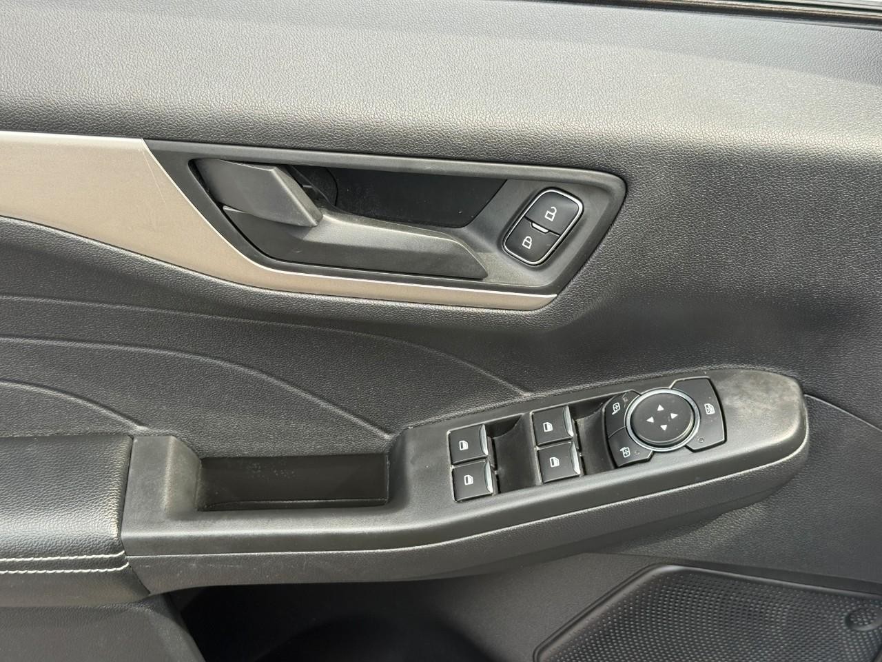 Ford Escape Vehicle Full-screen Gallery Image 17