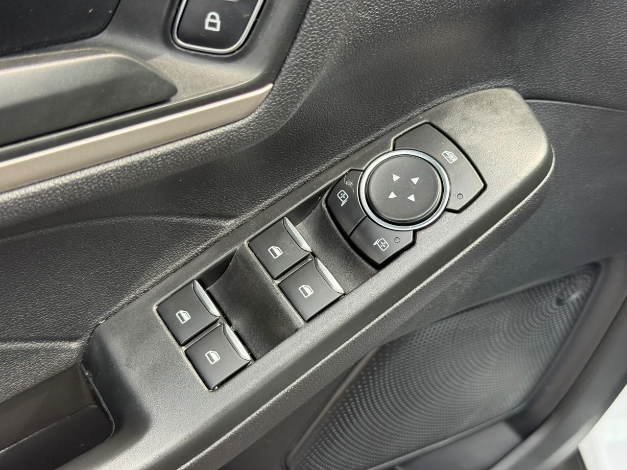 Ford Escape Vehicle Full-screen Gallery Image 18