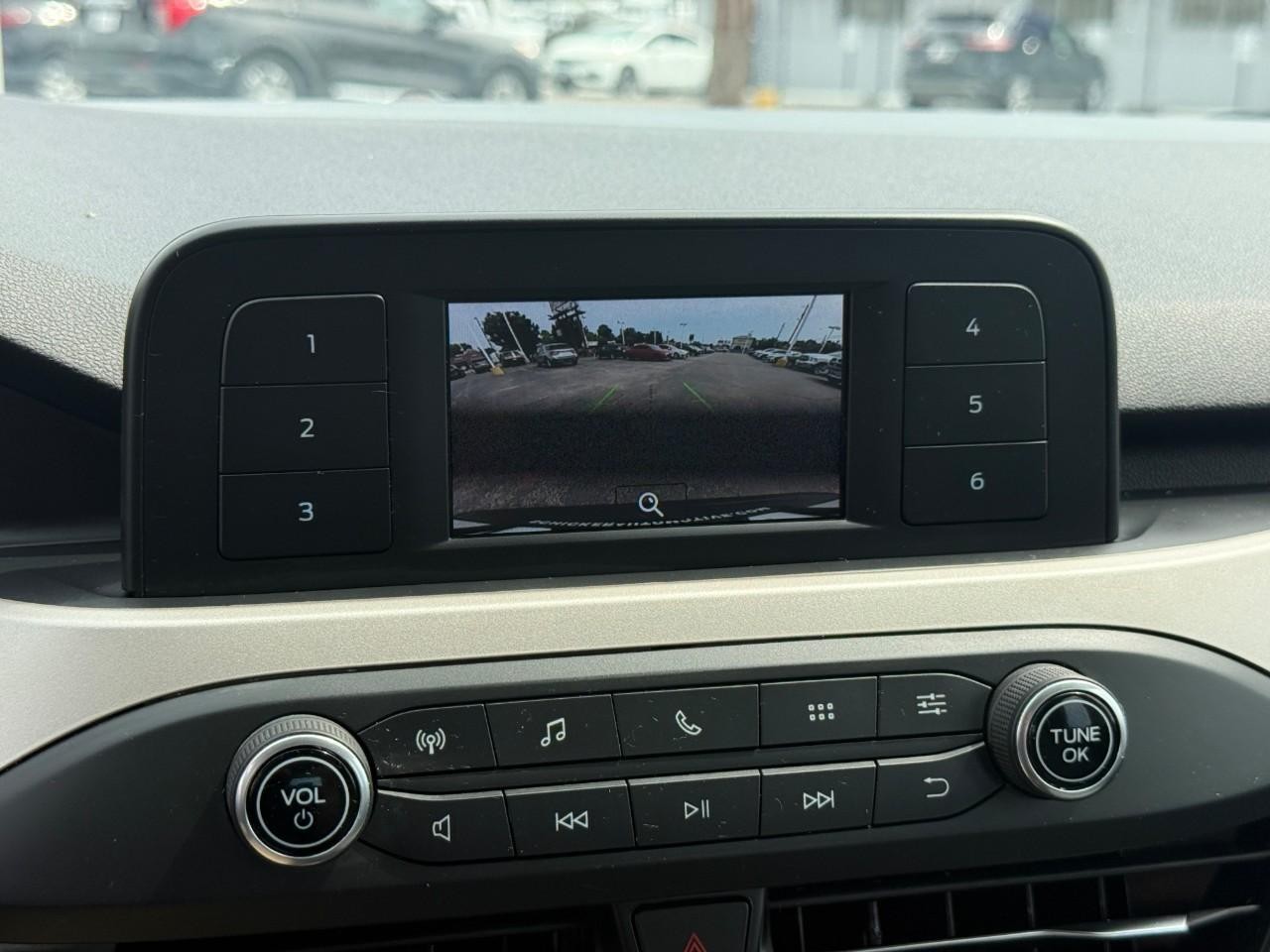 Ford Escape Vehicle Full-screen Gallery Image 25