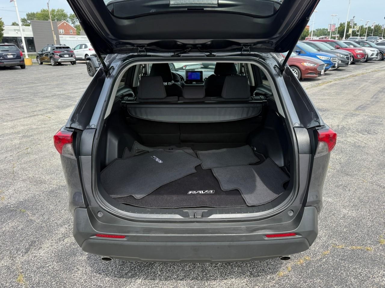 Toyota RAV4 Vehicle Full-screen Gallery Image 08