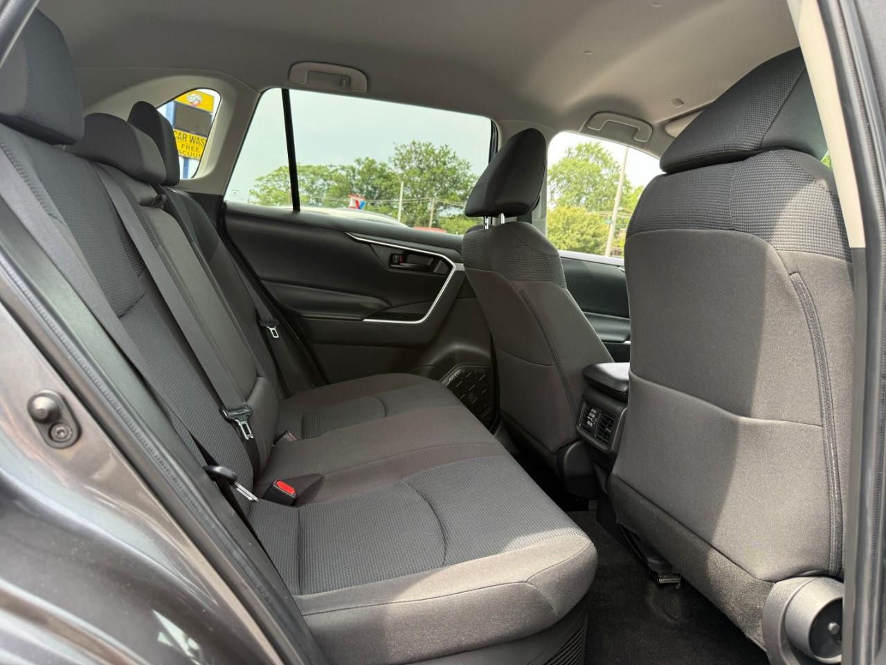 Toyota RAV4 Vehicle Full-screen Gallery Image 11