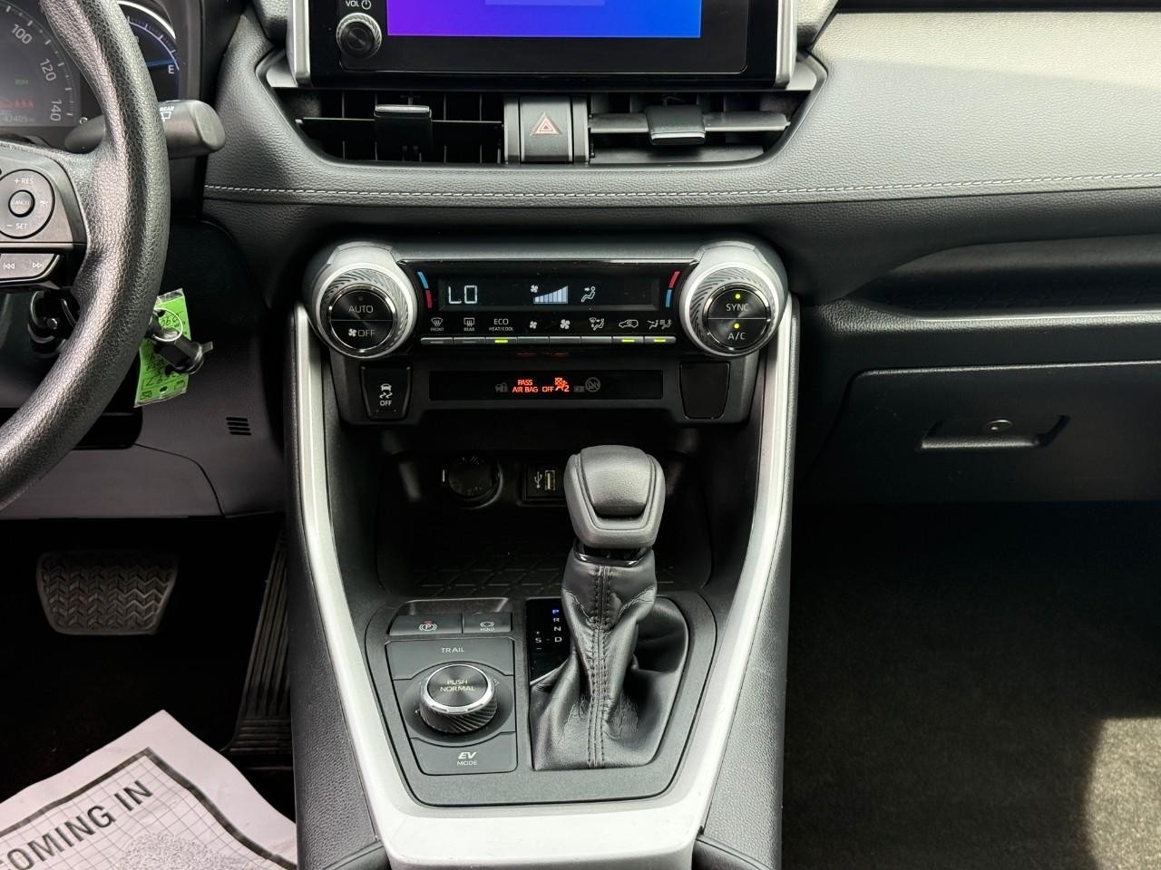 Toyota RAV4 Vehicle Full-screen Gallery Image 15