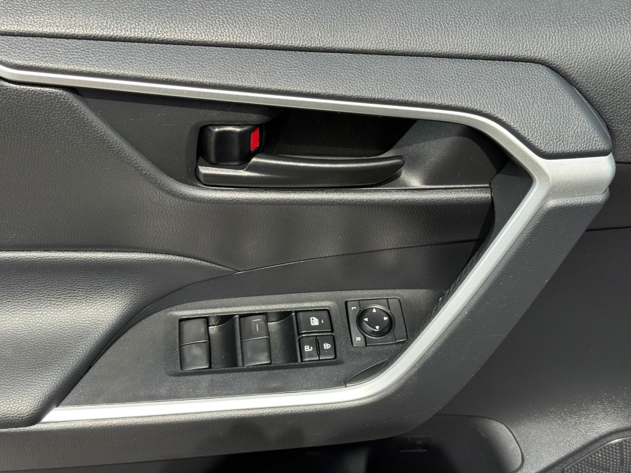 Toyota RAV4 Vehicle Full-screen Gallery Image 17