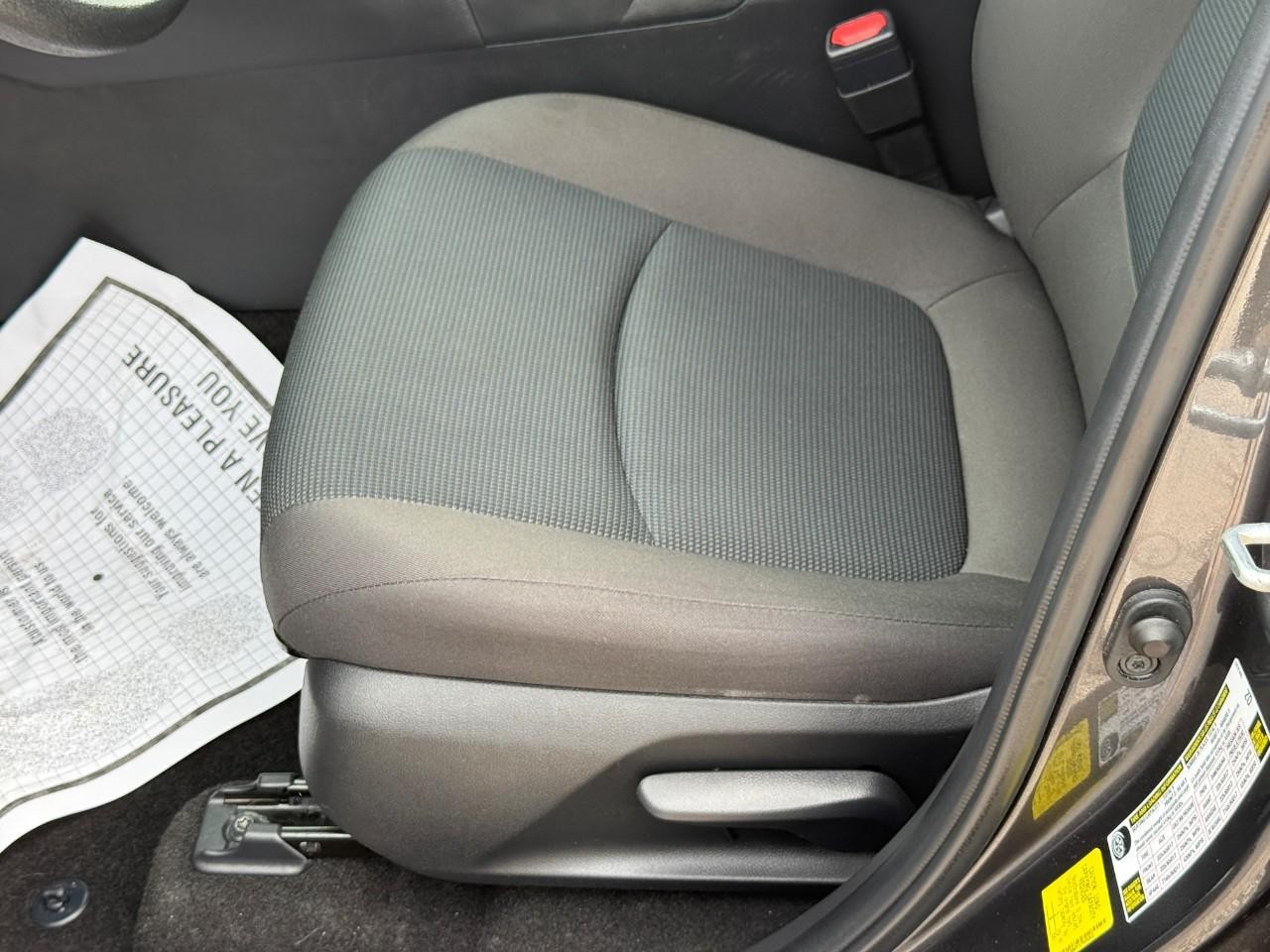 Toyota RAV4 Vehicle Full-screen Gallery Image 18