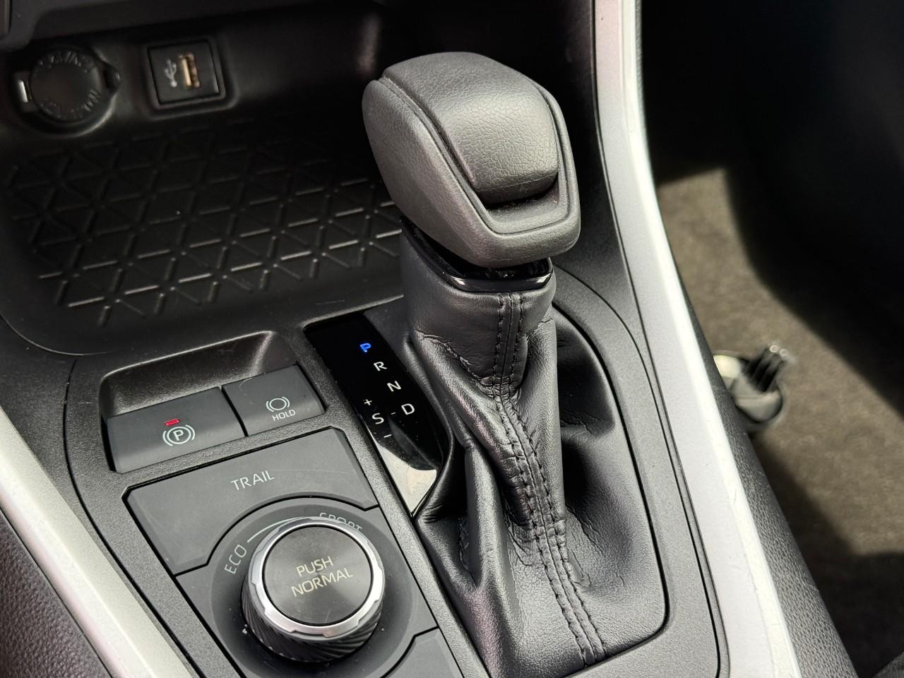 Toyota RAV4 Vehicle Full-screen Gallery Image 22