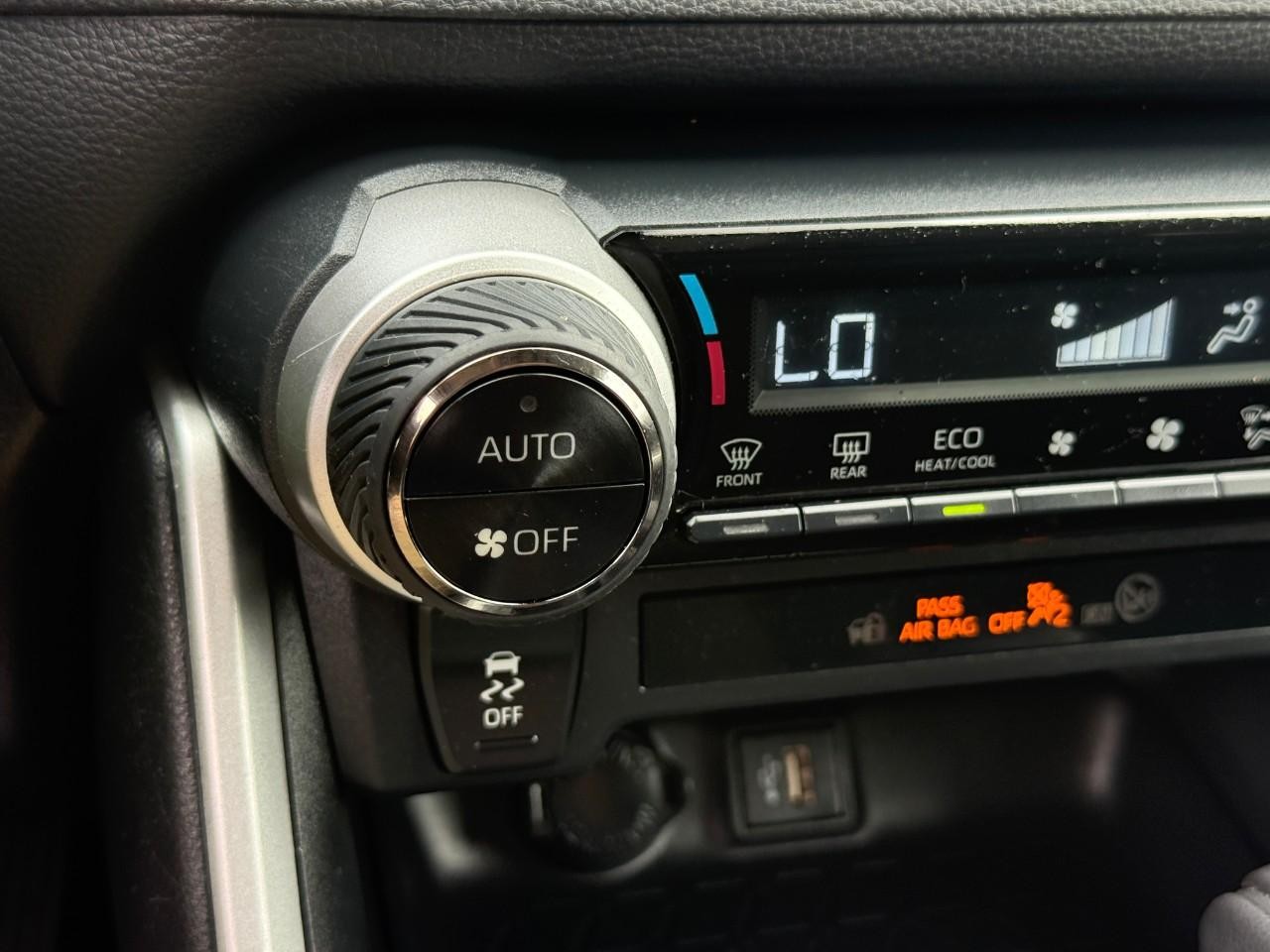 Toyota RAV4 Vehicle Full-screen Gallery Image 23