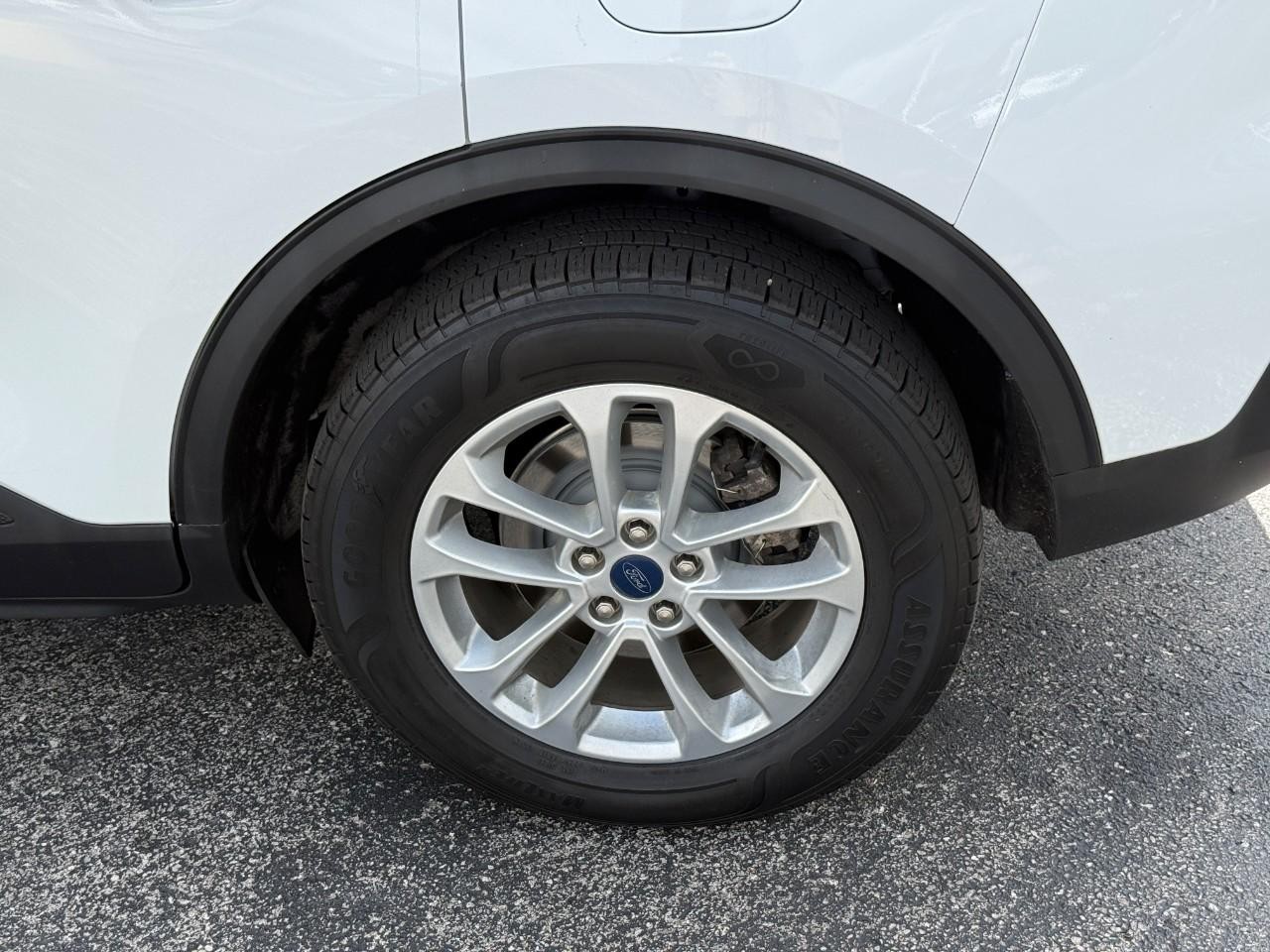 Ford Escape Vehicle Full-screen Gallery Image 06