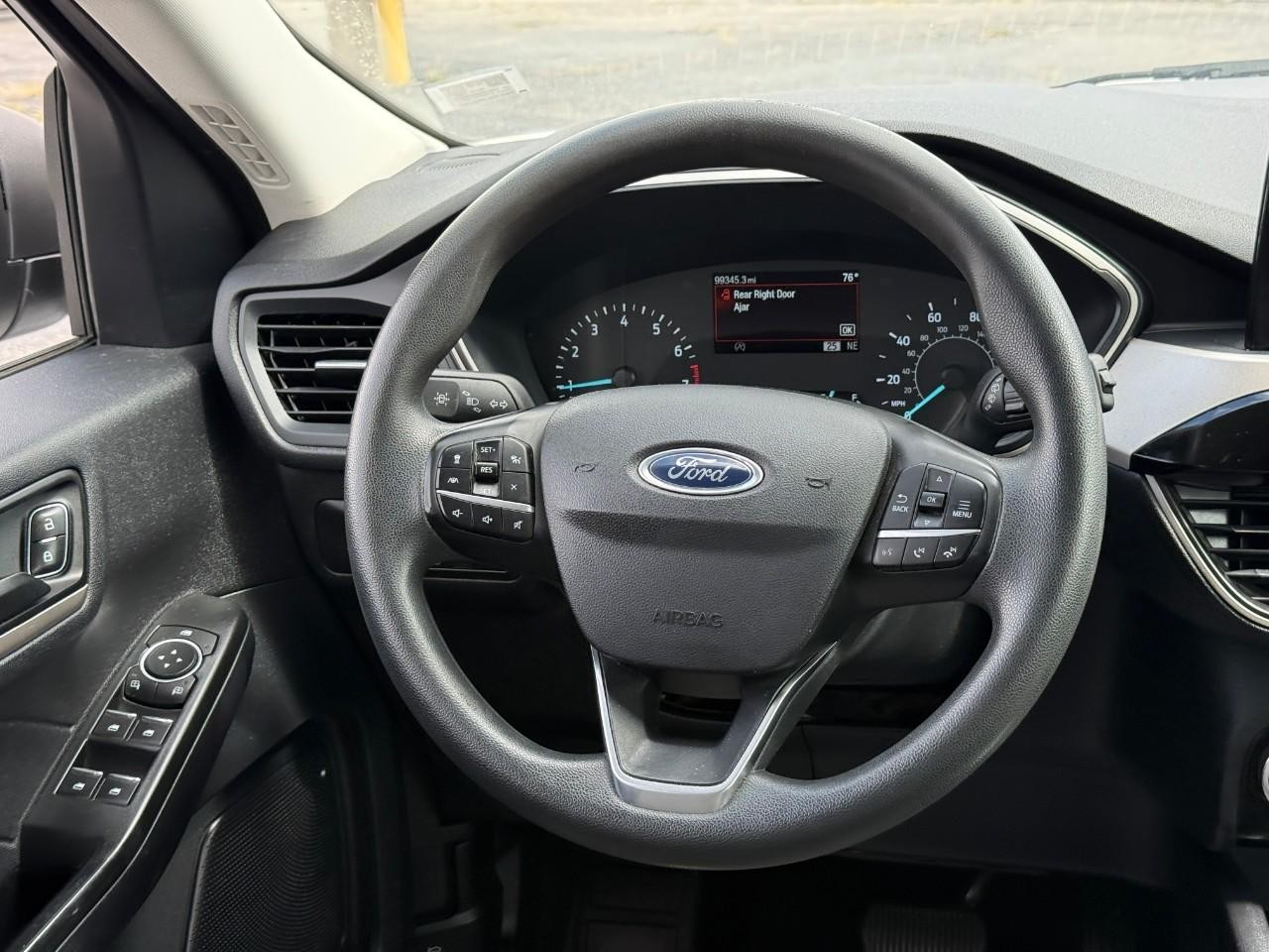 Ford Escape Vehicle Full-screen Gallery Image 12