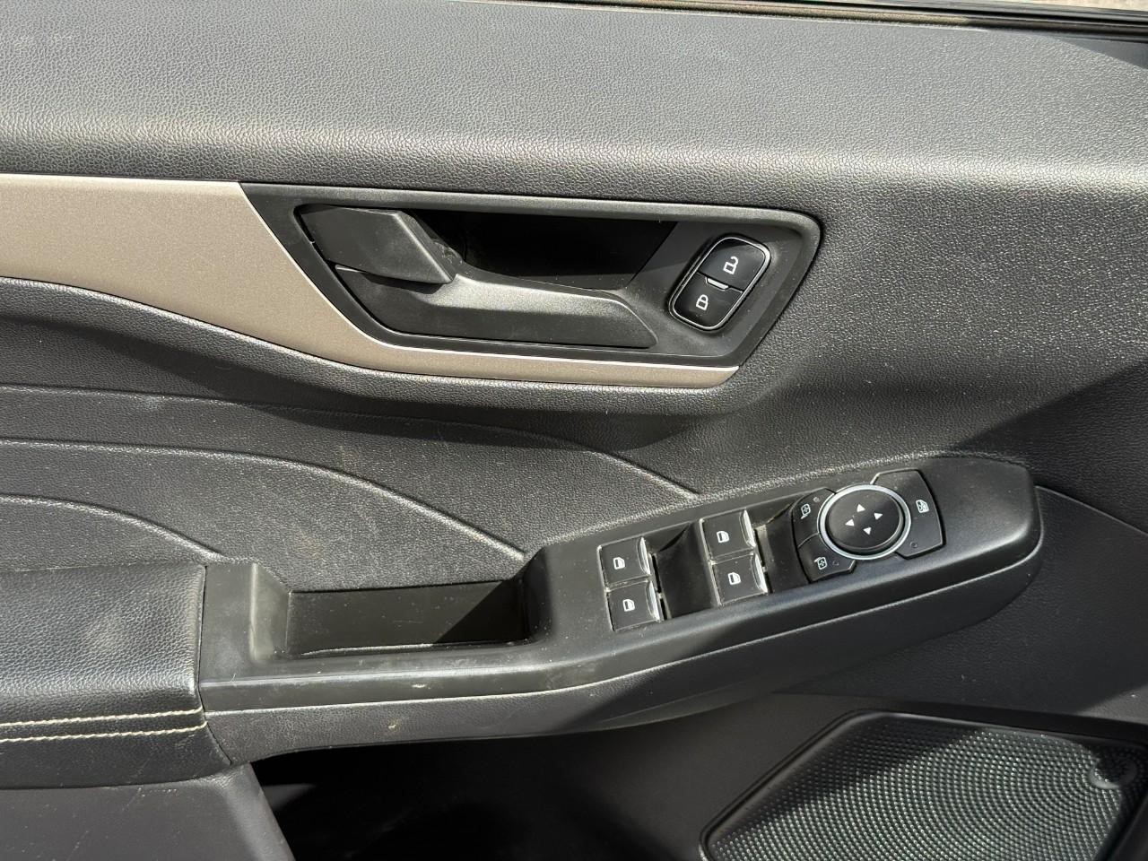 Ford Escape Vehicle Full-screen Gallery Image 15