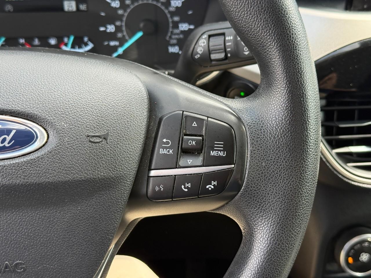 Ford Escape Vehicle Full-screen Gallery Image 19