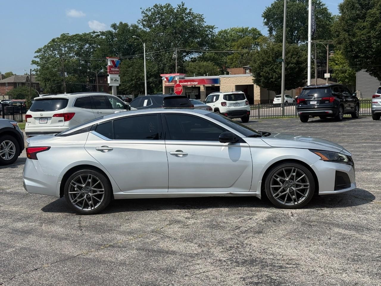 Nissan Altima Vehicle Full-screen Gallery Image 05
