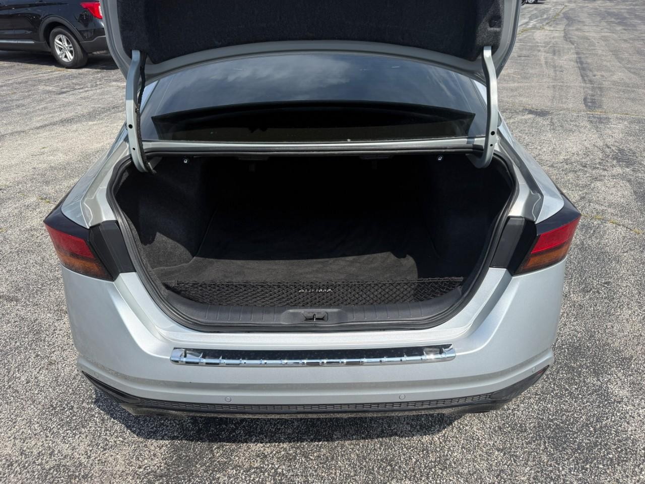 Nissan Altima Vehicle Full-screen Gallery Image 08
