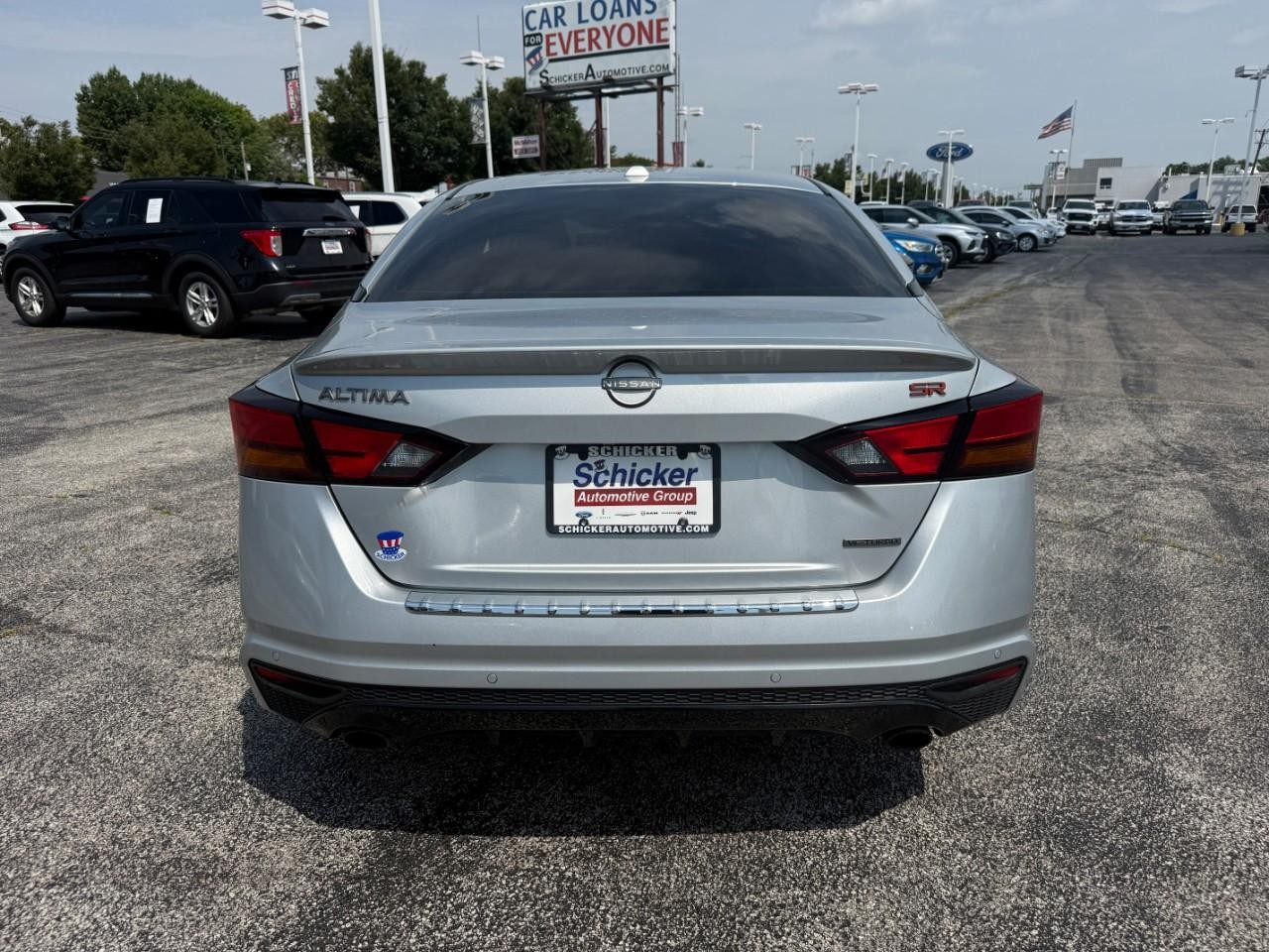 Nissan Altima Vehicle Full-screen Gallery Image 09
