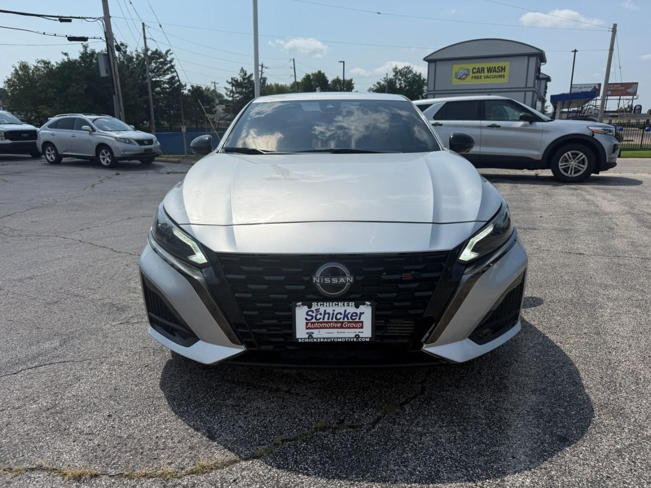Nissan Altima Vehicle Full-screen Gallery Image 10