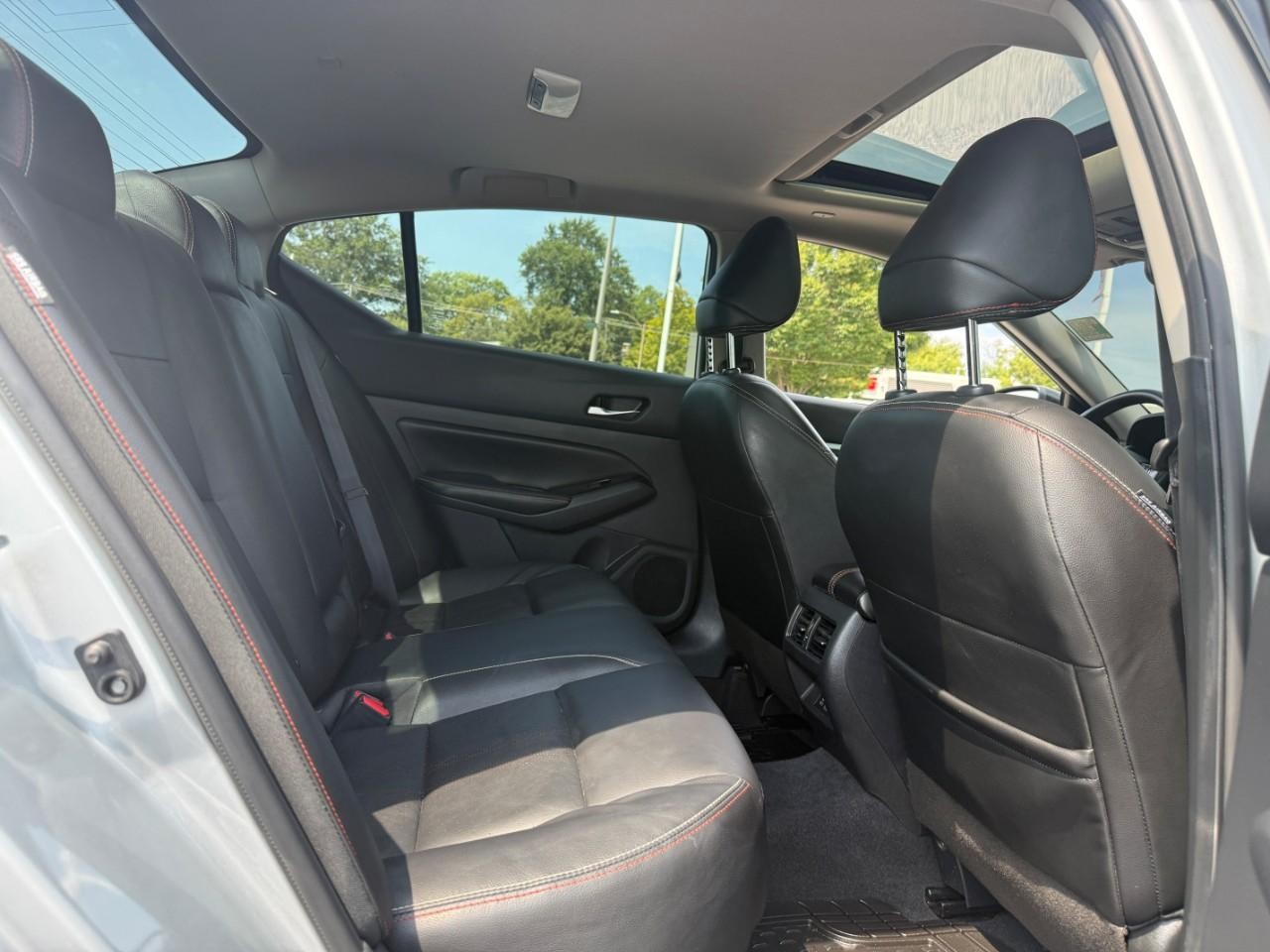 Nissan Altima Vehicle Full-screen Gallery Image 11