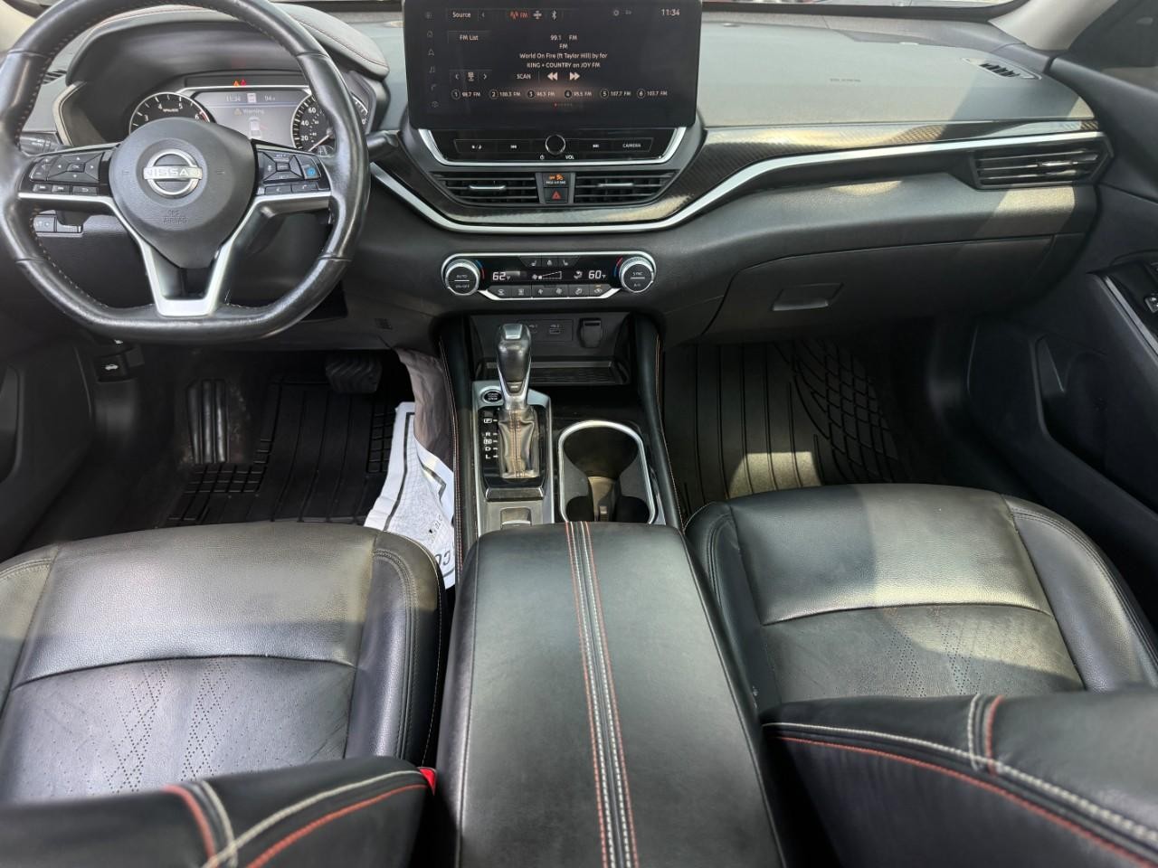 Nissan Altima Vehicle Full-screen Gallery Image 12