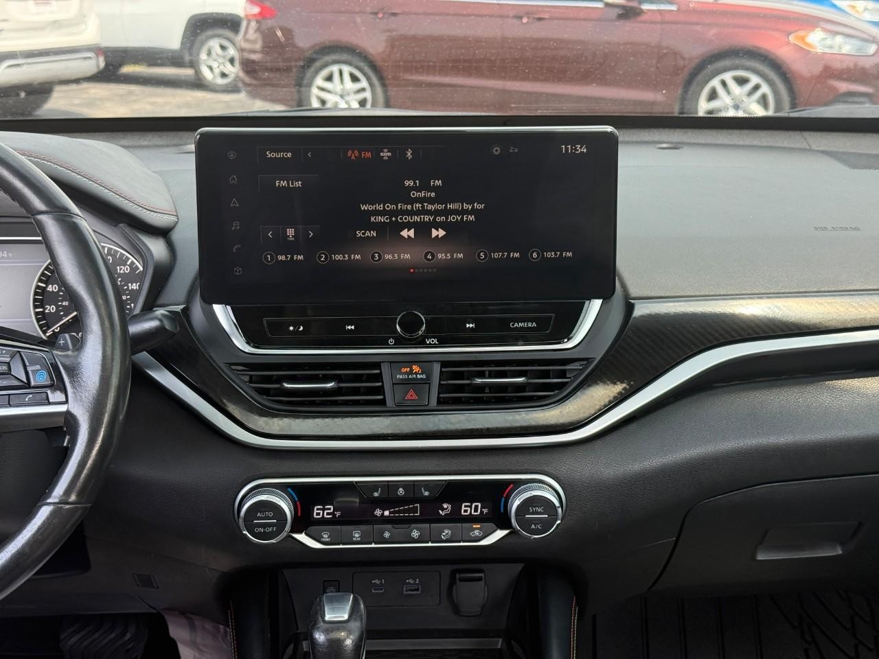 Nissan Altima Vehicle Full-screen Gallery Image 14