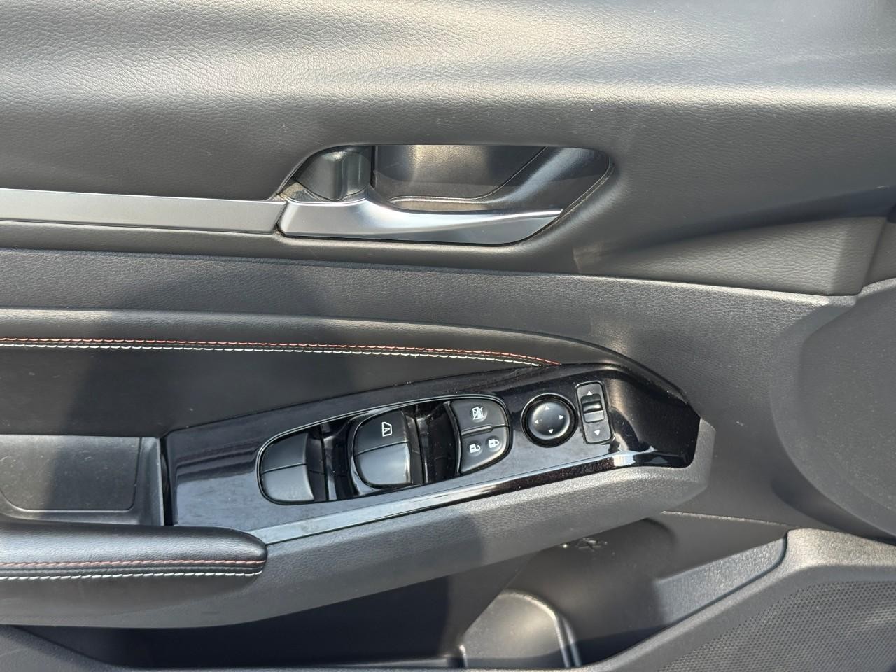 Nissan Altima Vehicle Full-screen Gallery Image 15