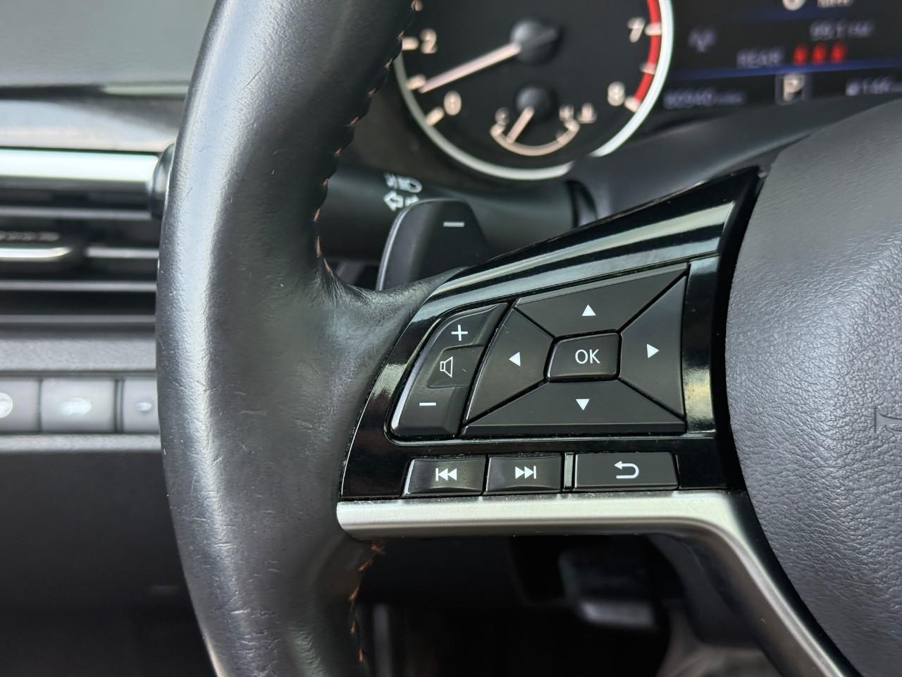 Nissan Altima Vehicle Full-screen Gallery Image 19